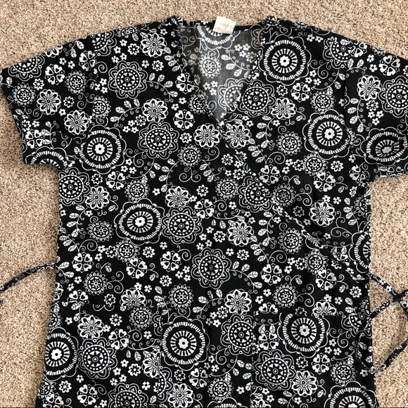 Women’s scrub top black white size Small - Picture 2 of 4